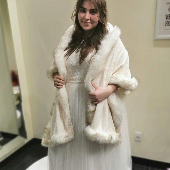 Red faux fur hooded shawl - Picture 3 of 12